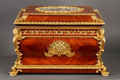 Louis XV style casket  in rosewood, gilt bronze and porcelain.<br> Napoléon III.