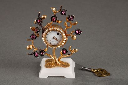 Pendulette de bureau en or, agate, rubis, perles. <br>Début XXème siècle.