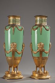 Paire de vases style Louis XVI en opaline verte et monture dorée. 
