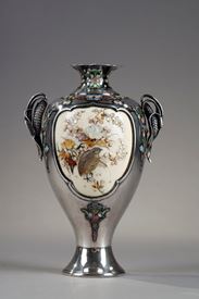Vase de style Shibayama en argent et incrustation. Ère Meiji.
