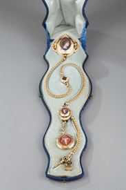 Châtelaine en or, émail, perles et diamants. Junod Frères à Genève. <br> Seconde partie du XIXème siècle