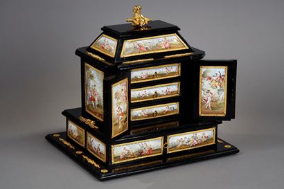 Cabinet en émail de Vienne, bronze doré, bois noirci. <br> Vienne, fin XIXème.