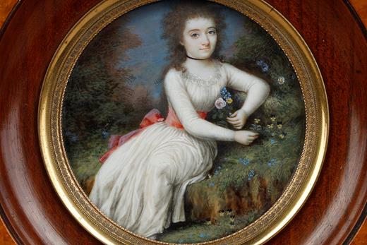 Miniature ivory lady in love with flowers Love symbole  18th century 
