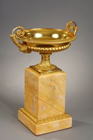 Une cassolette en bronze doré et marbre de sienne