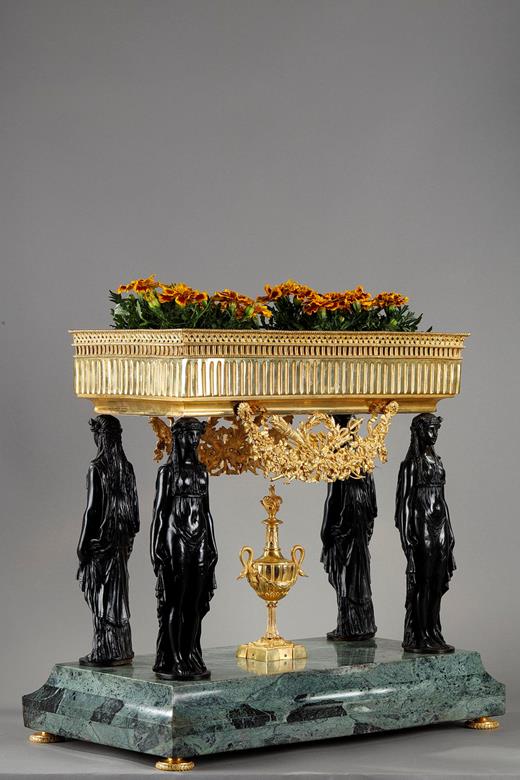 Centerpiece with caryatids in gilt bronze and patinated bronze, 19 century