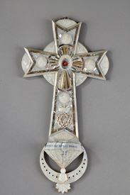 Crucifix benitier reliquaire en nacre sur bois d'olivier