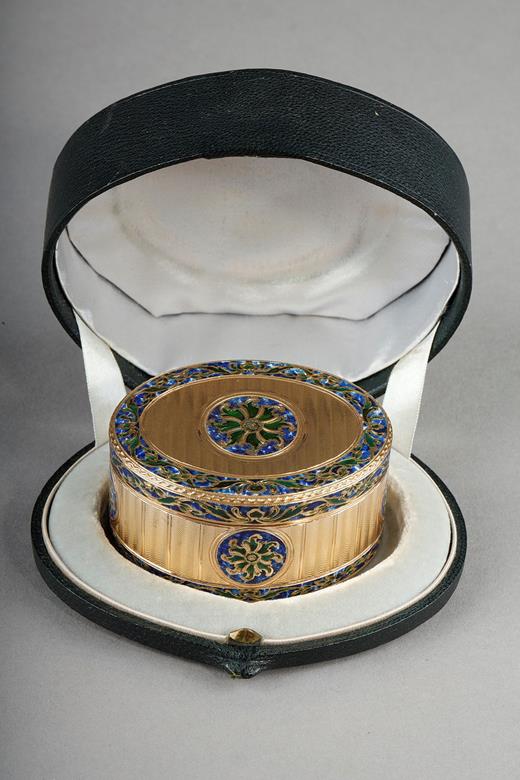 18th century snuffbox in gold and enamel imitating  lapislazuli color