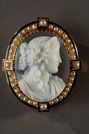 Portrait of a woman Cameo in gold and pearls in its case.