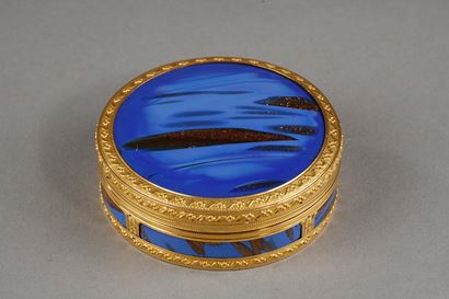Round box mounted in gold and aventurine, 18th century.