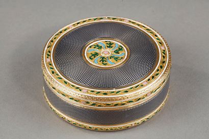 Round gold and enamel bonbonniere or snuffbox, late 18th century.