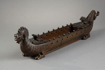 A dragon-shaped patinated bronze inkwell,19 th century.