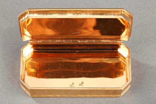 a snuffbox in gold 18 century