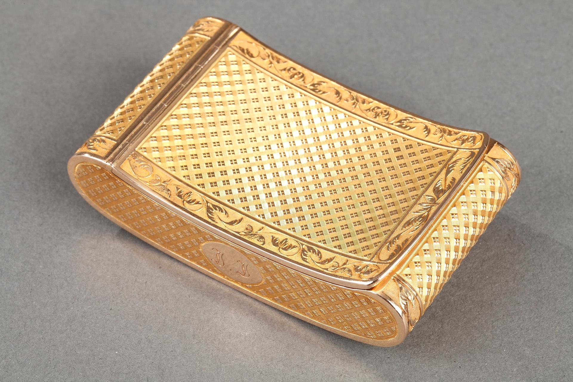 Early 19th Century curved snuff box. 