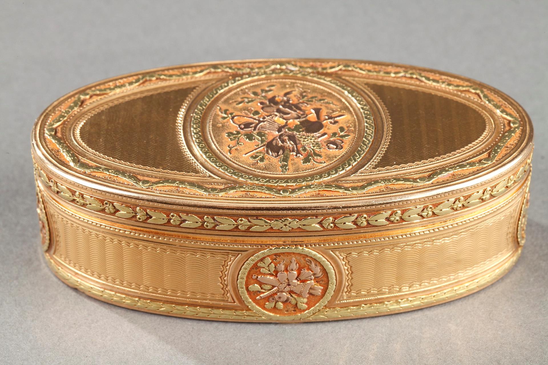 Gold snuff box. Louis XVI period. 