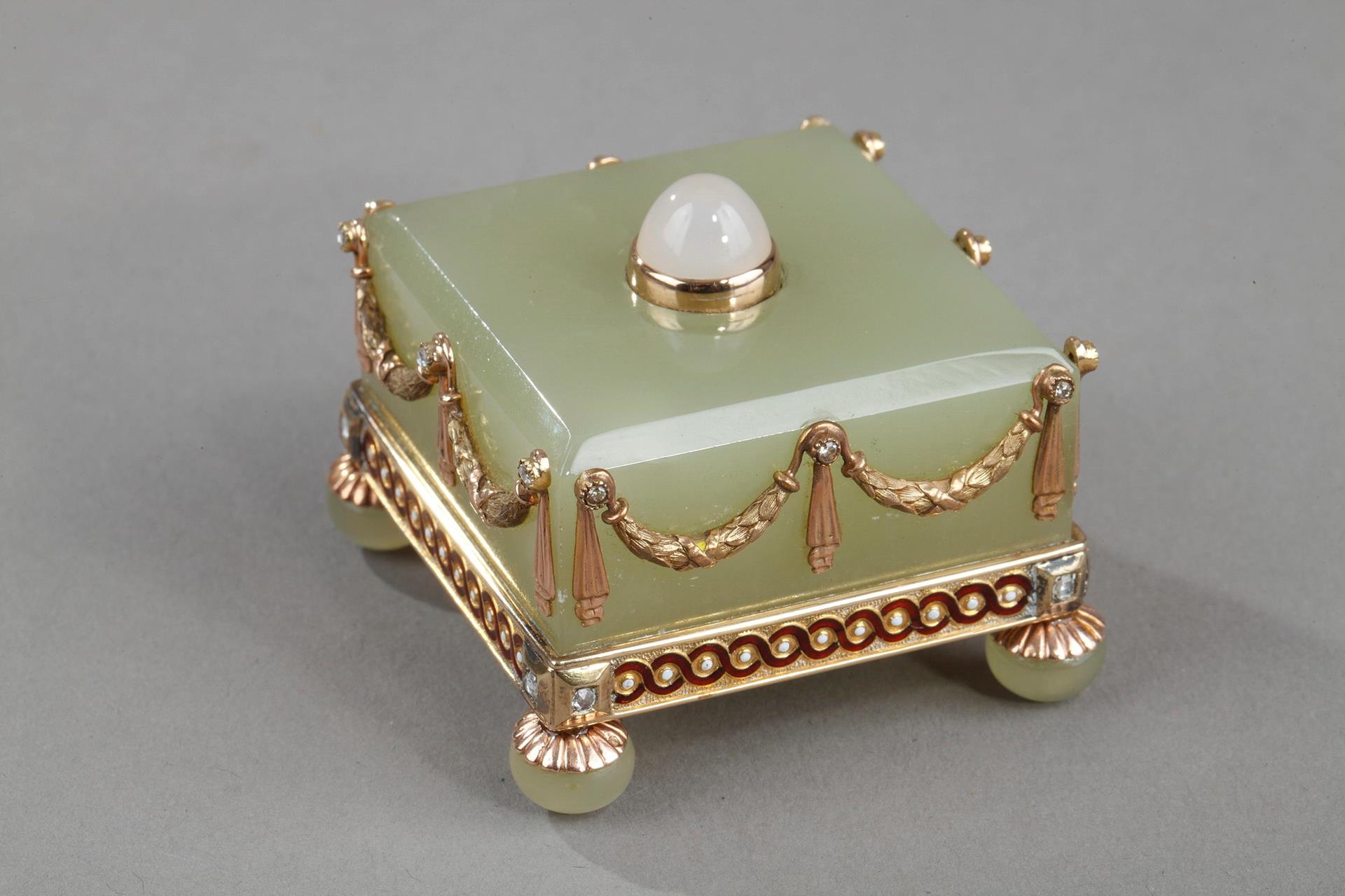 AN EARLY 20th FABERGE-STYLE GOLD MOUNTED BOWENITE AND ENAMEL BELL-PUSH 