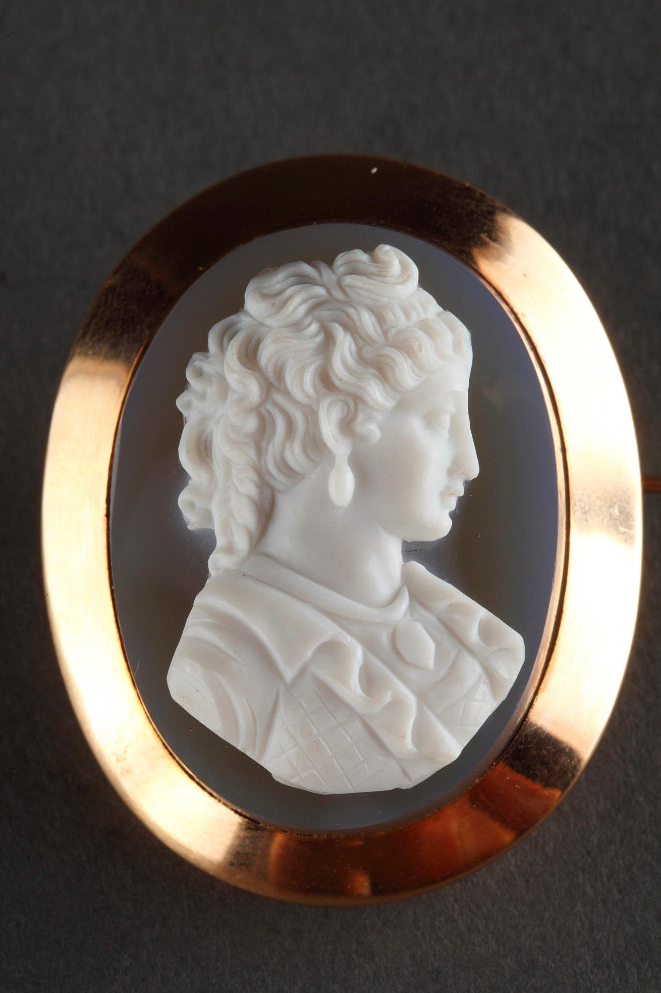 Gold Brooch With Agate Cameo.19th Century.