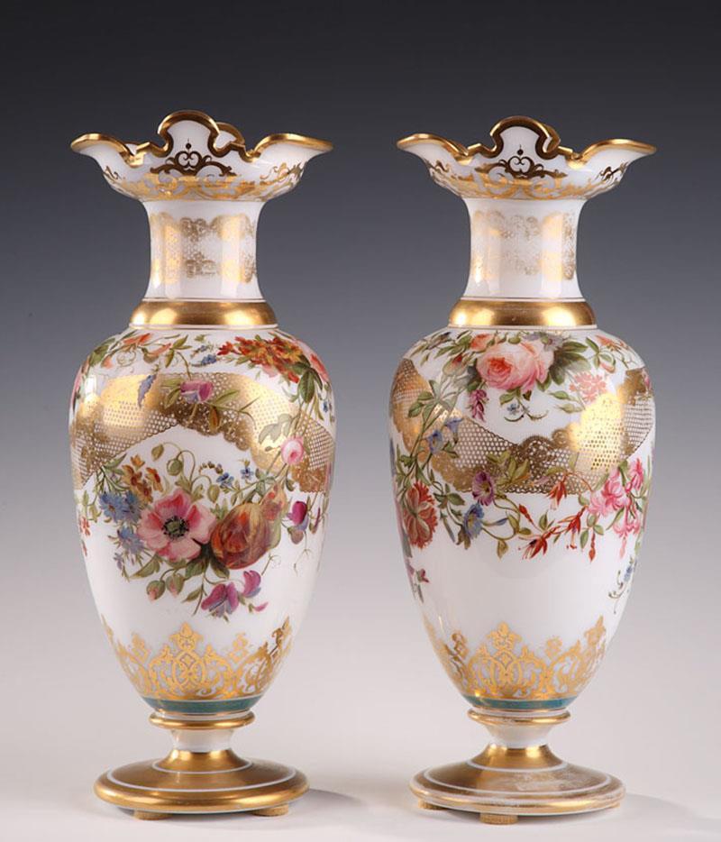 A pair of white opaline.
Second part of 19th century. 