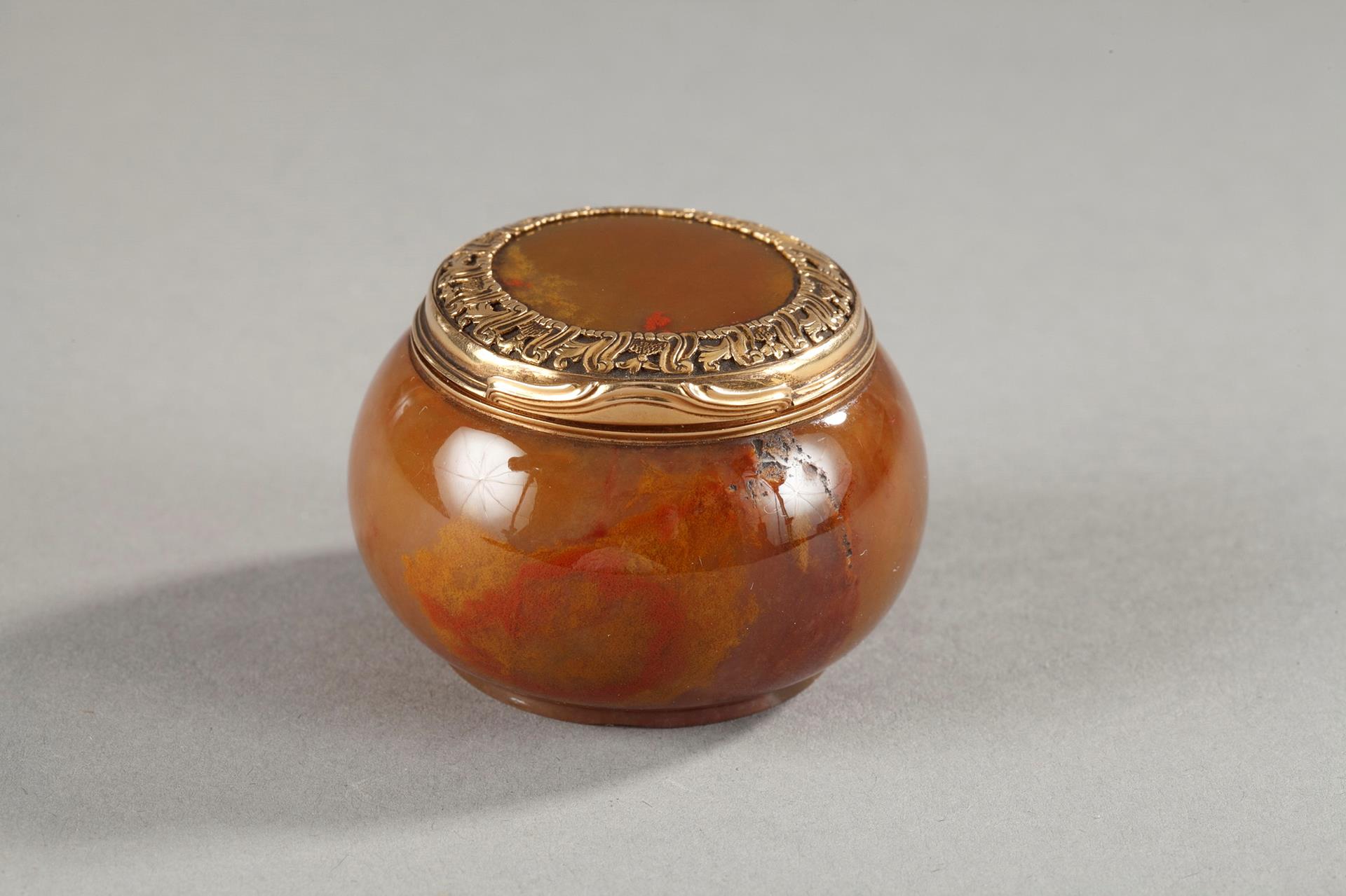 English 18th century gold-mounted agate snuff-box.