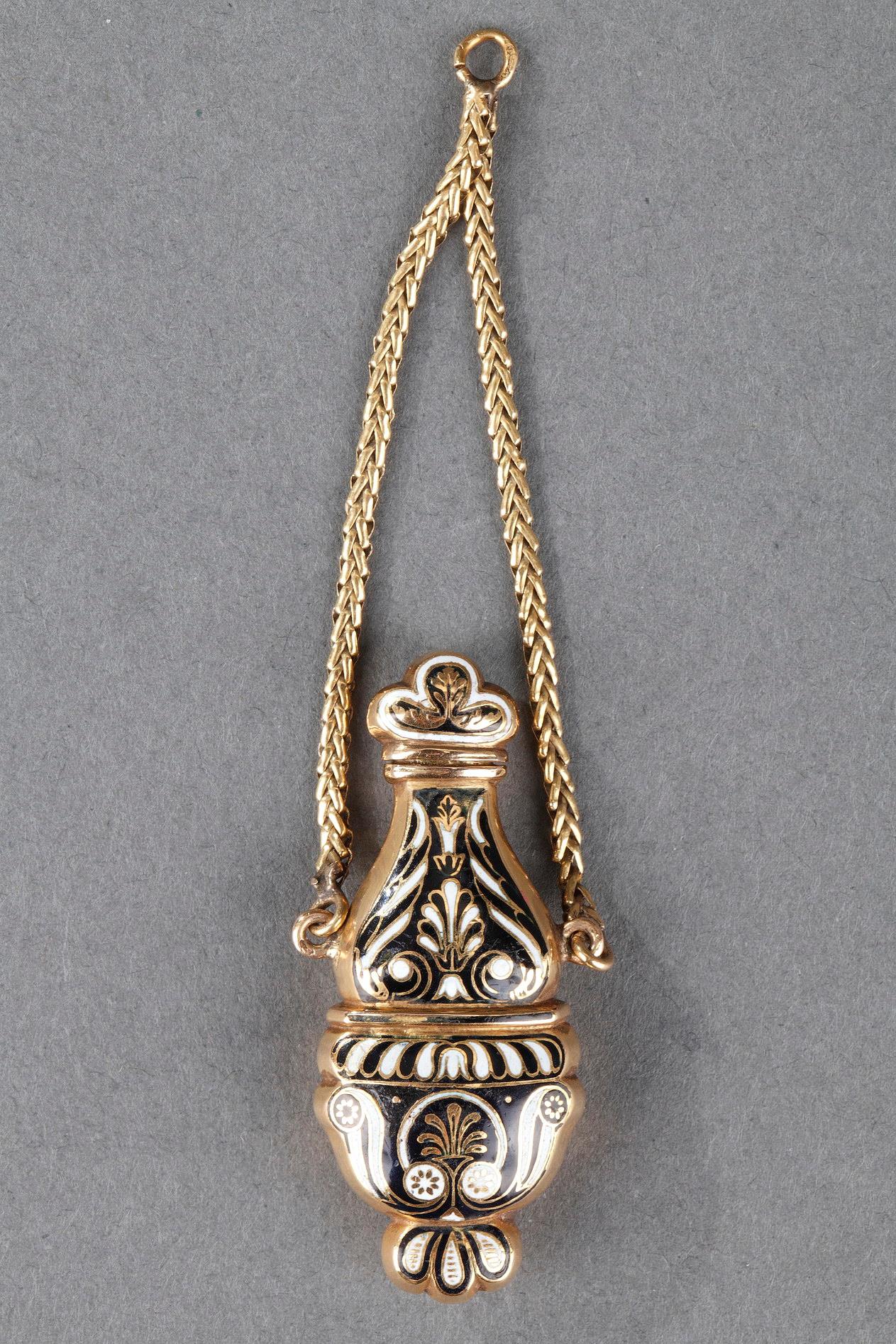 Gold and enamel flask. 
Restauration period. Circa 1830-1840.