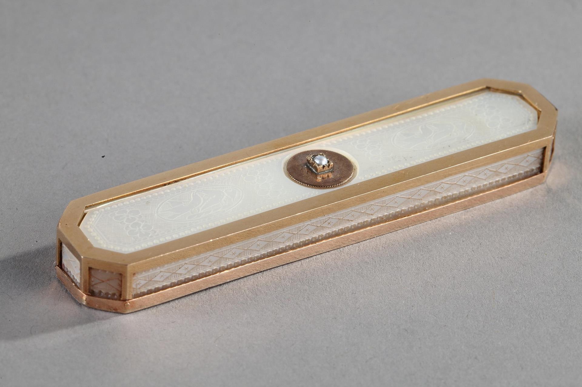An early 19th century  mother-of-pearl case. Circa 1820. 