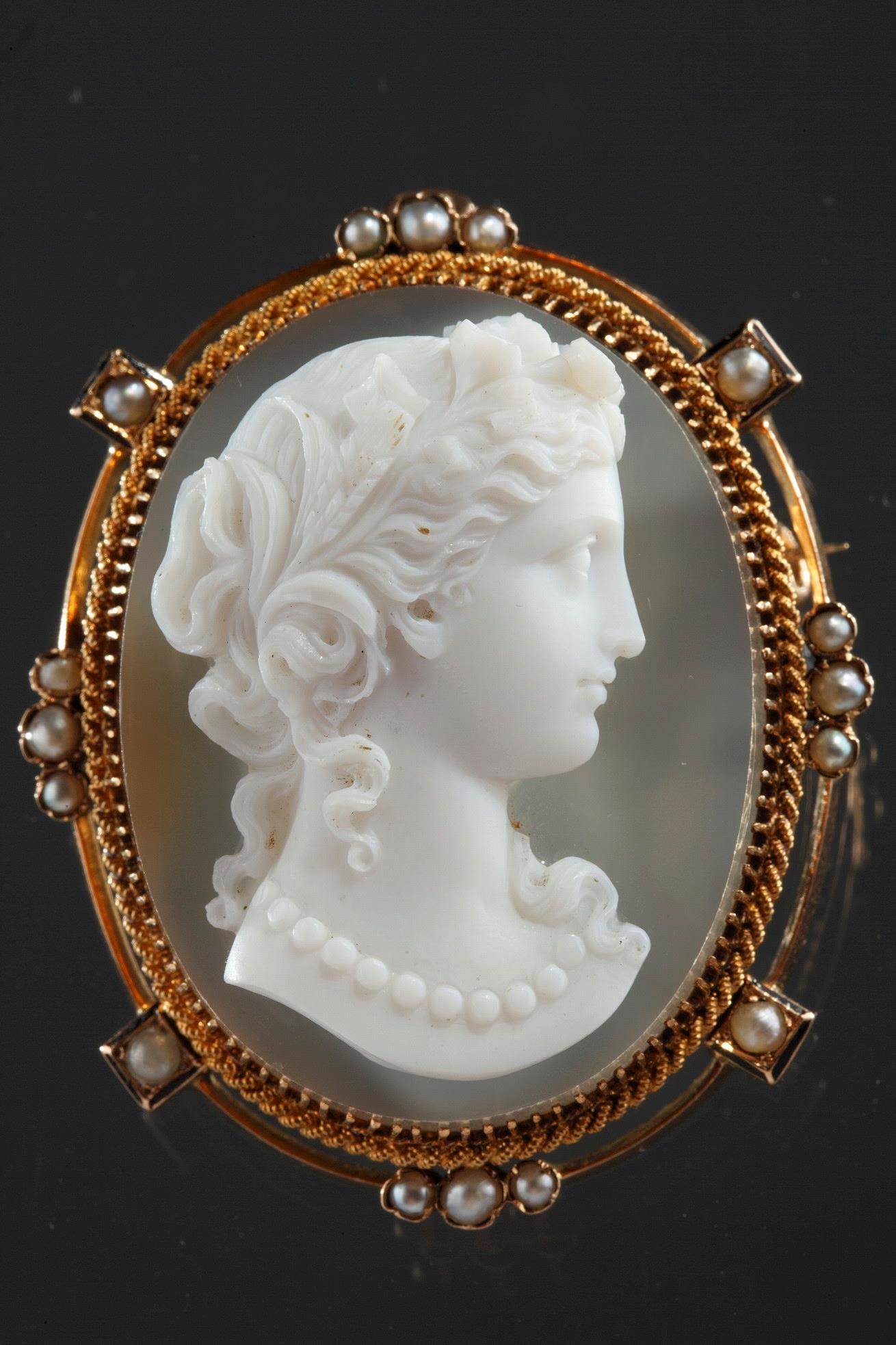 Gold Brooch With Agate Cameo And Pearls. 
19th Century