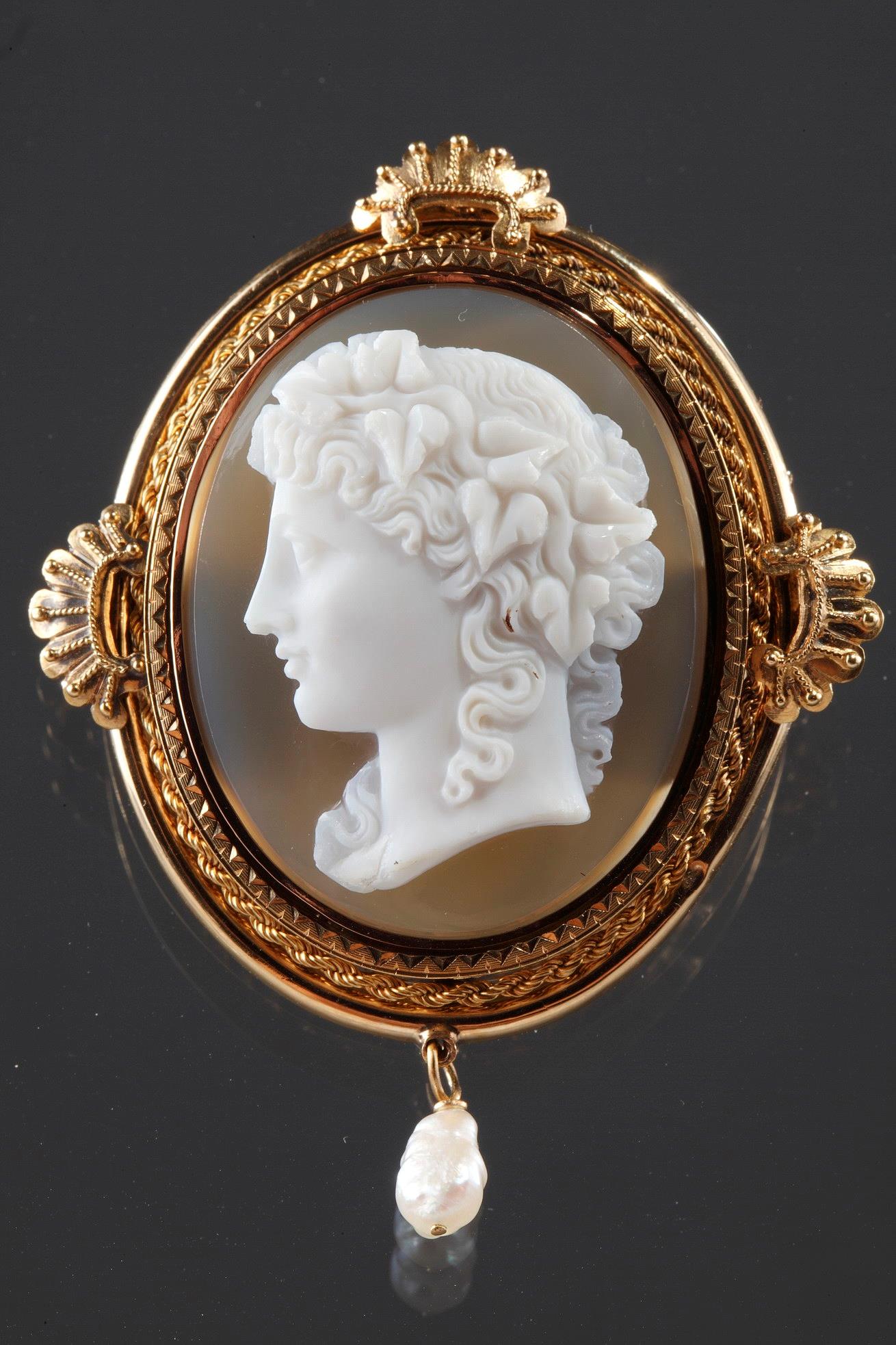 Gold Brooch with Pearl and Cameo on Agate