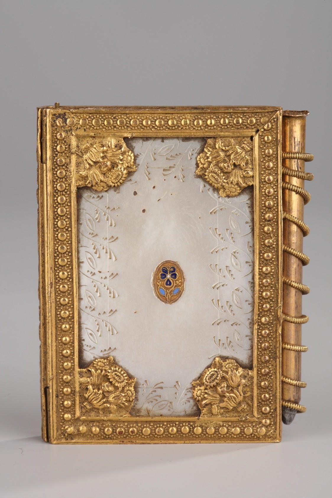 Charles X dance card in mother of pearl and bronze.<br>Circa 1815-1830. 