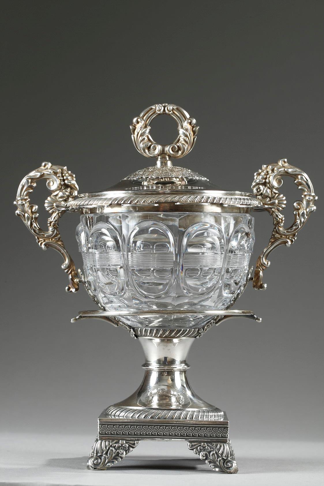19th century LARGE SILVER AND CUT-CRYSTAL CONFITURIER,with 12 spoons. 

Restauration Period.