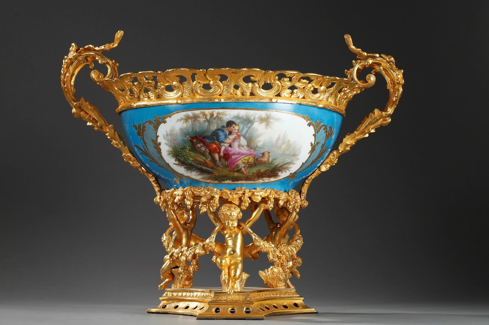 Porcelain-mounted gilded bronze. 
Napoleon III