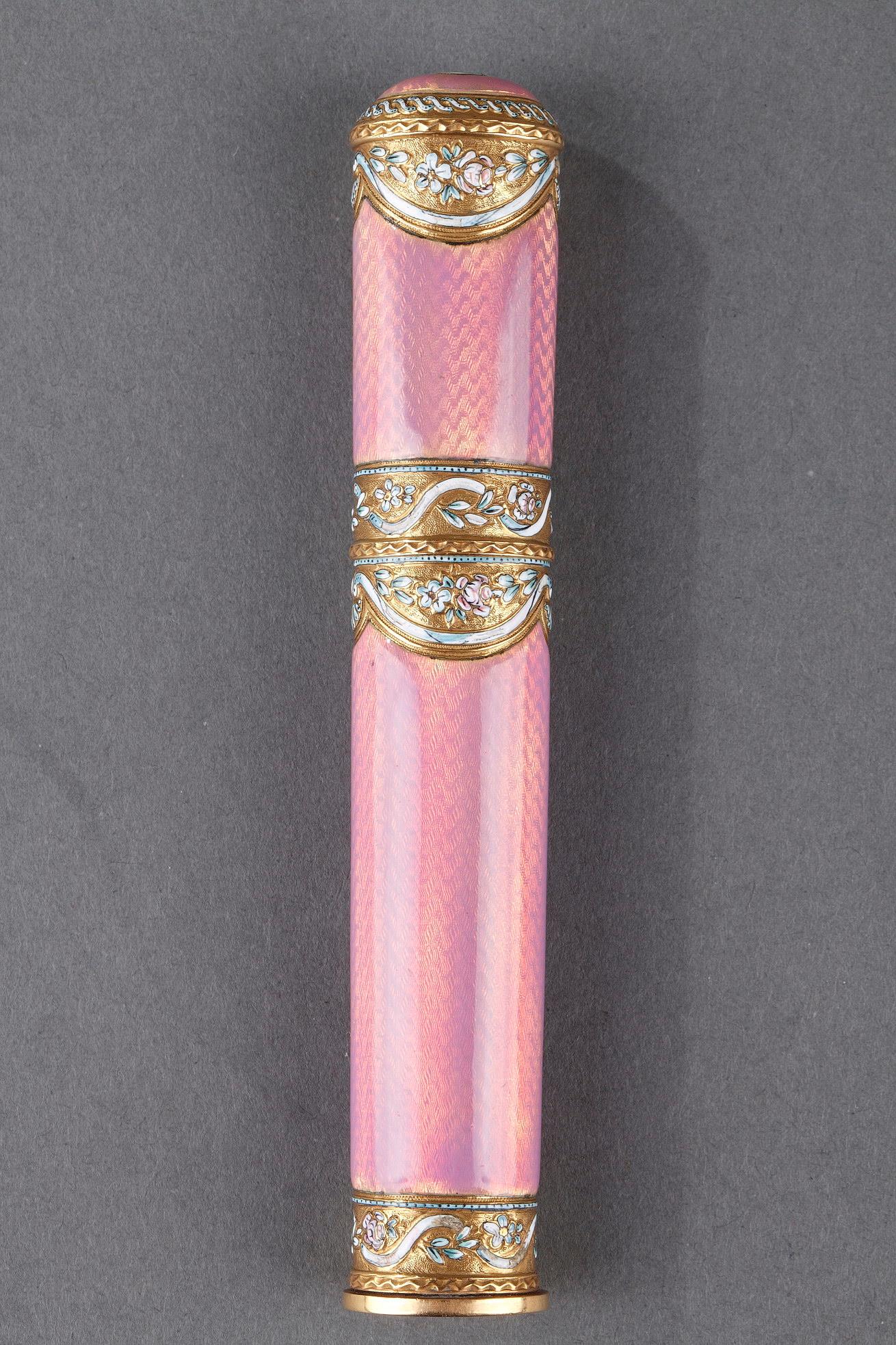 Gold and pink enamel case for wax. <br>
End of the 18th century. 