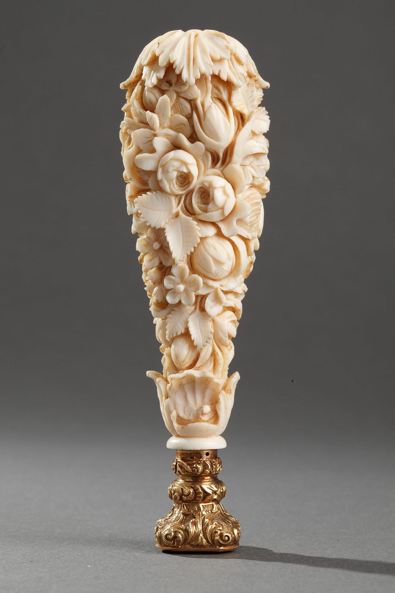 A Dieppe ivory desk seal with gold and agate.<br> Mid-19th century. 
