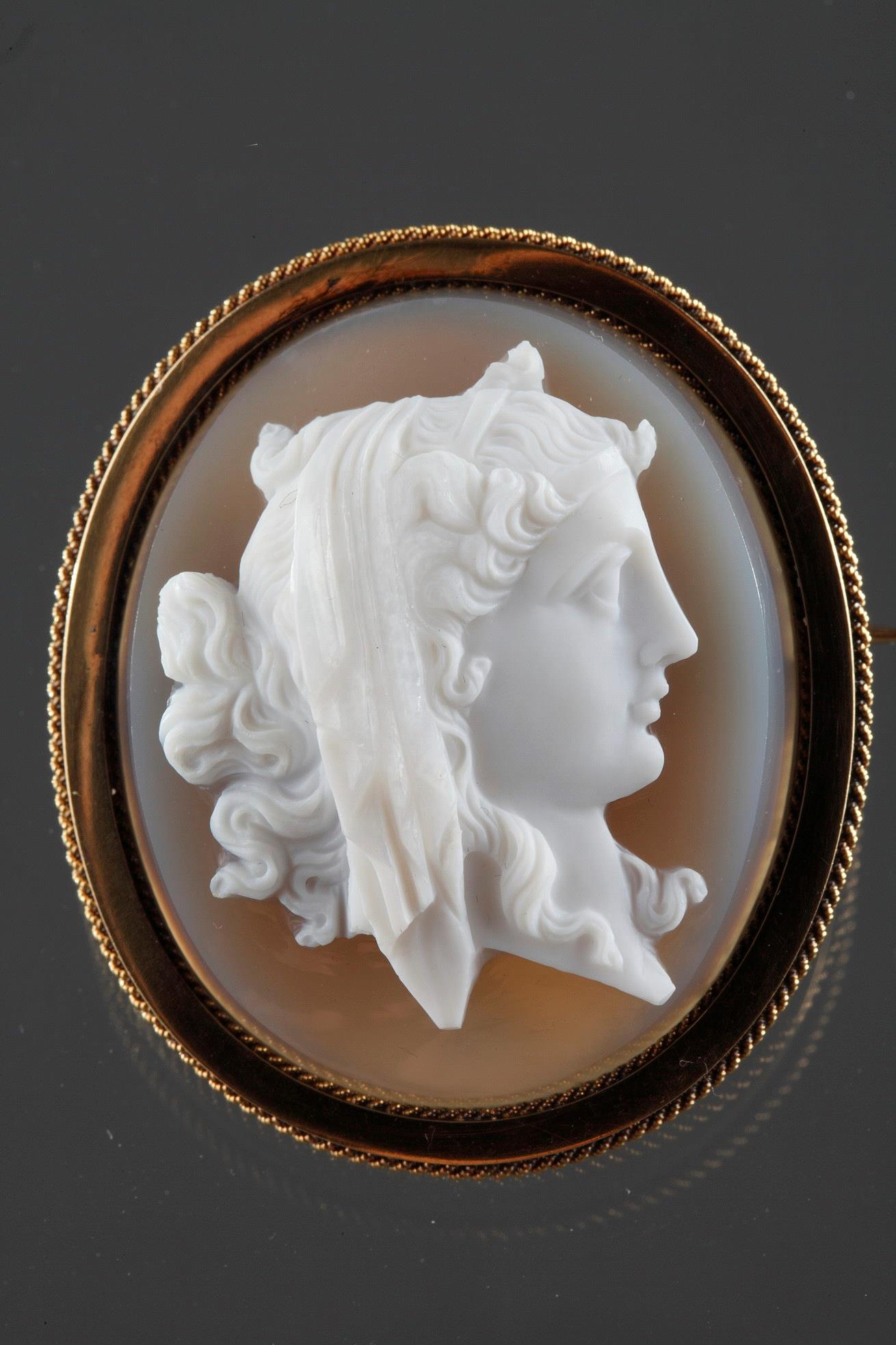 19th century gold brooch and Cameo on agate. 