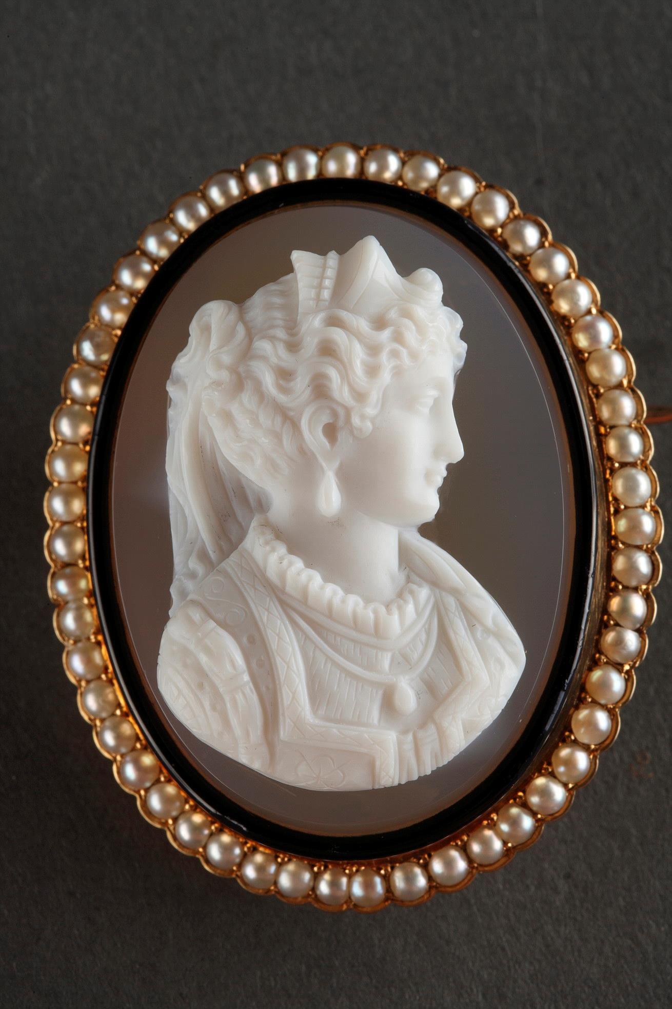 Gold Brooch with Agate Cameo and Pearls.<br> 19th Century. 