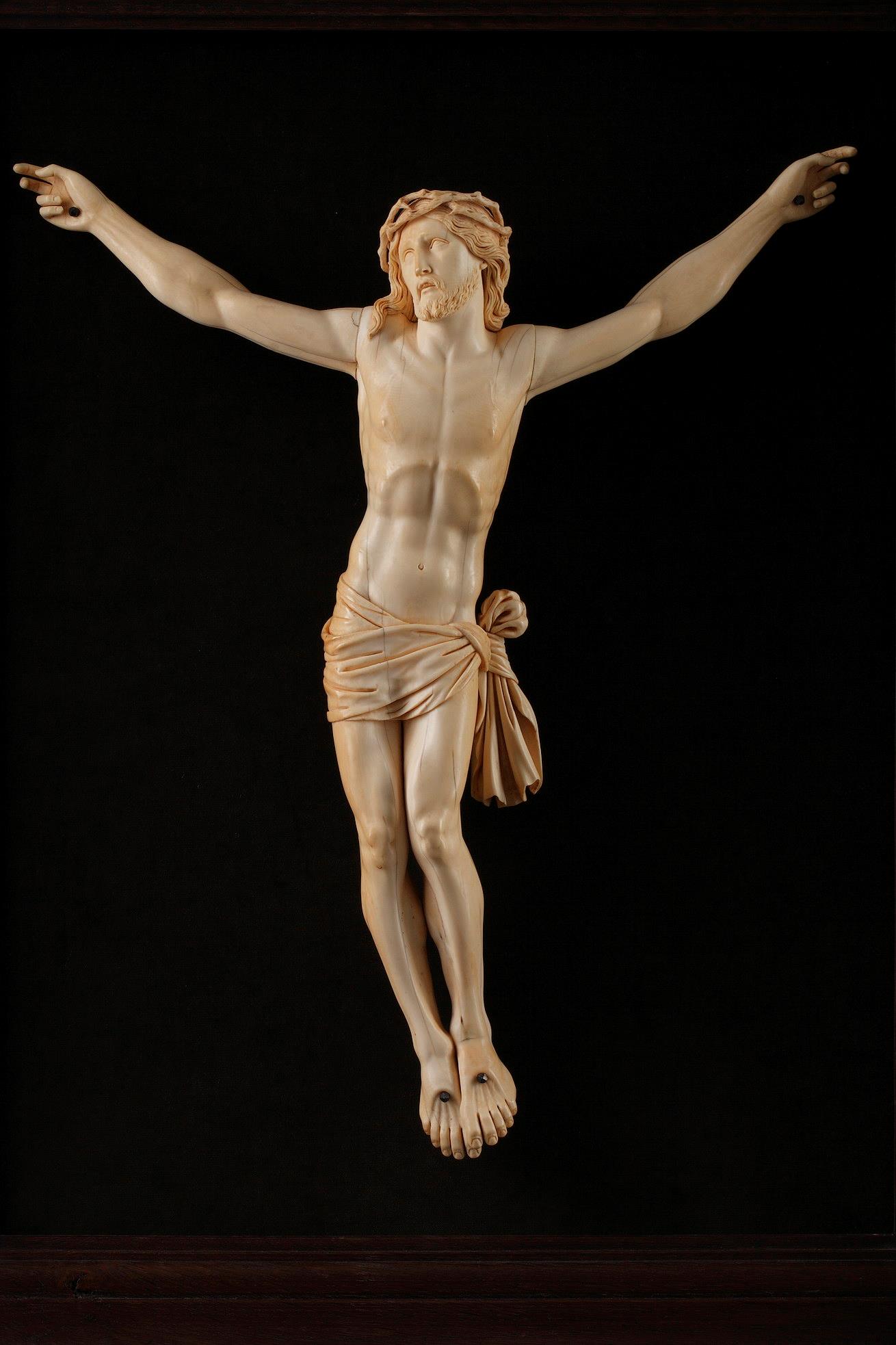 A 18th CENTURY CARVED IVORY FIGURE OF THE CRUCIFIED CHRIST 