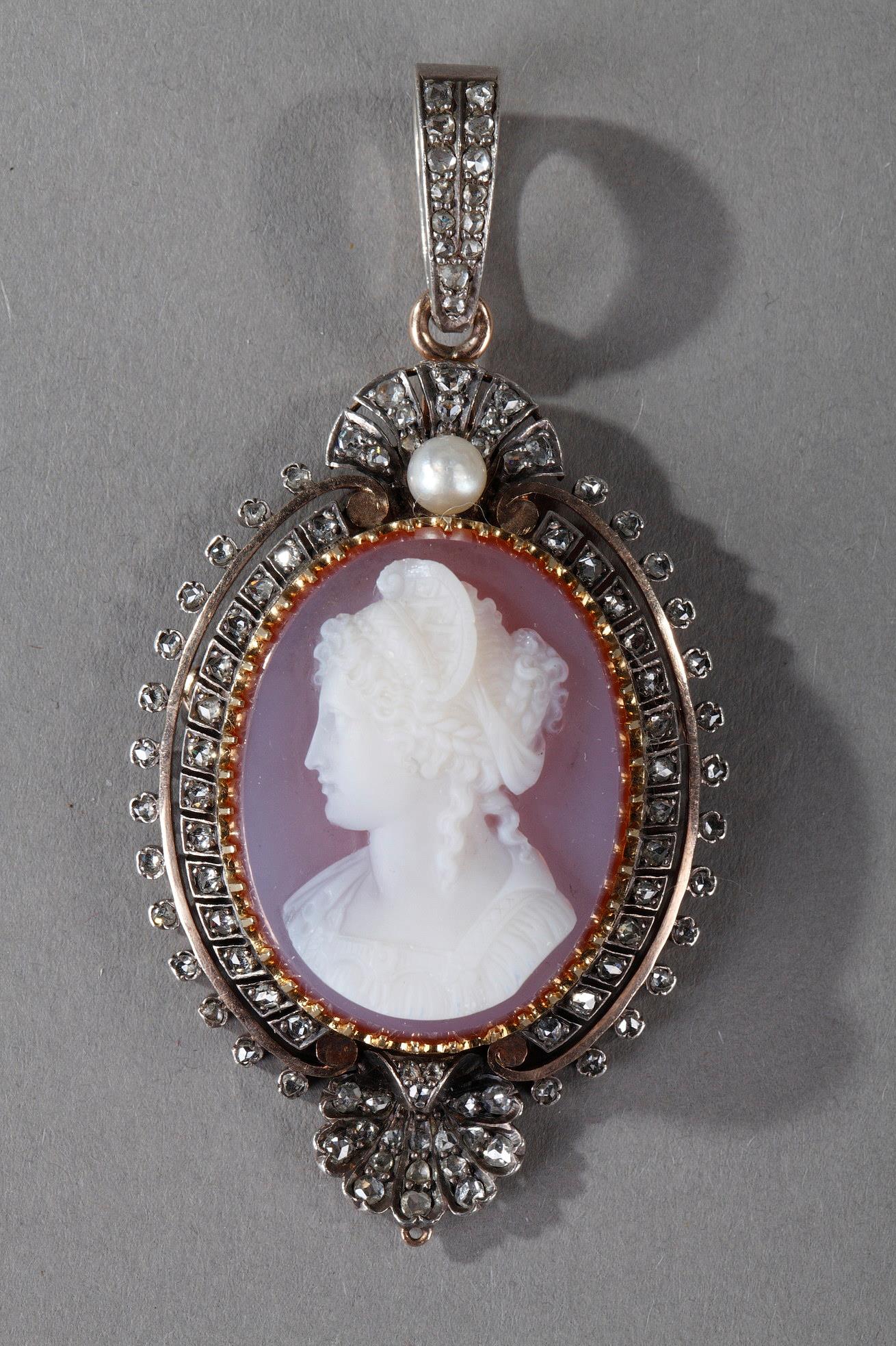 19th century Cameo on agate, gold and diamond. 