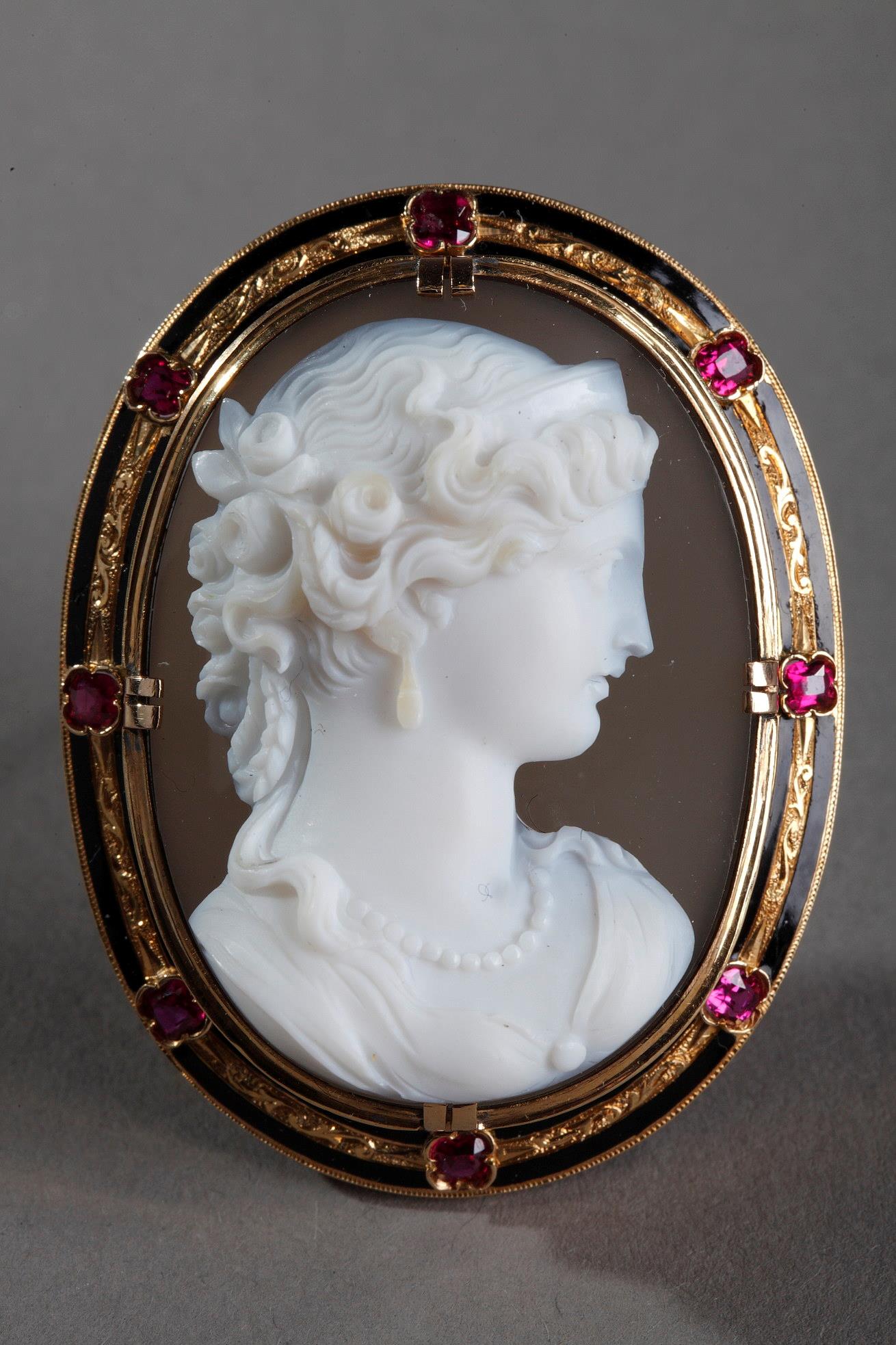 Important cameo mounted on a brooch.<br> Agate, gold, enamel and ruby. 