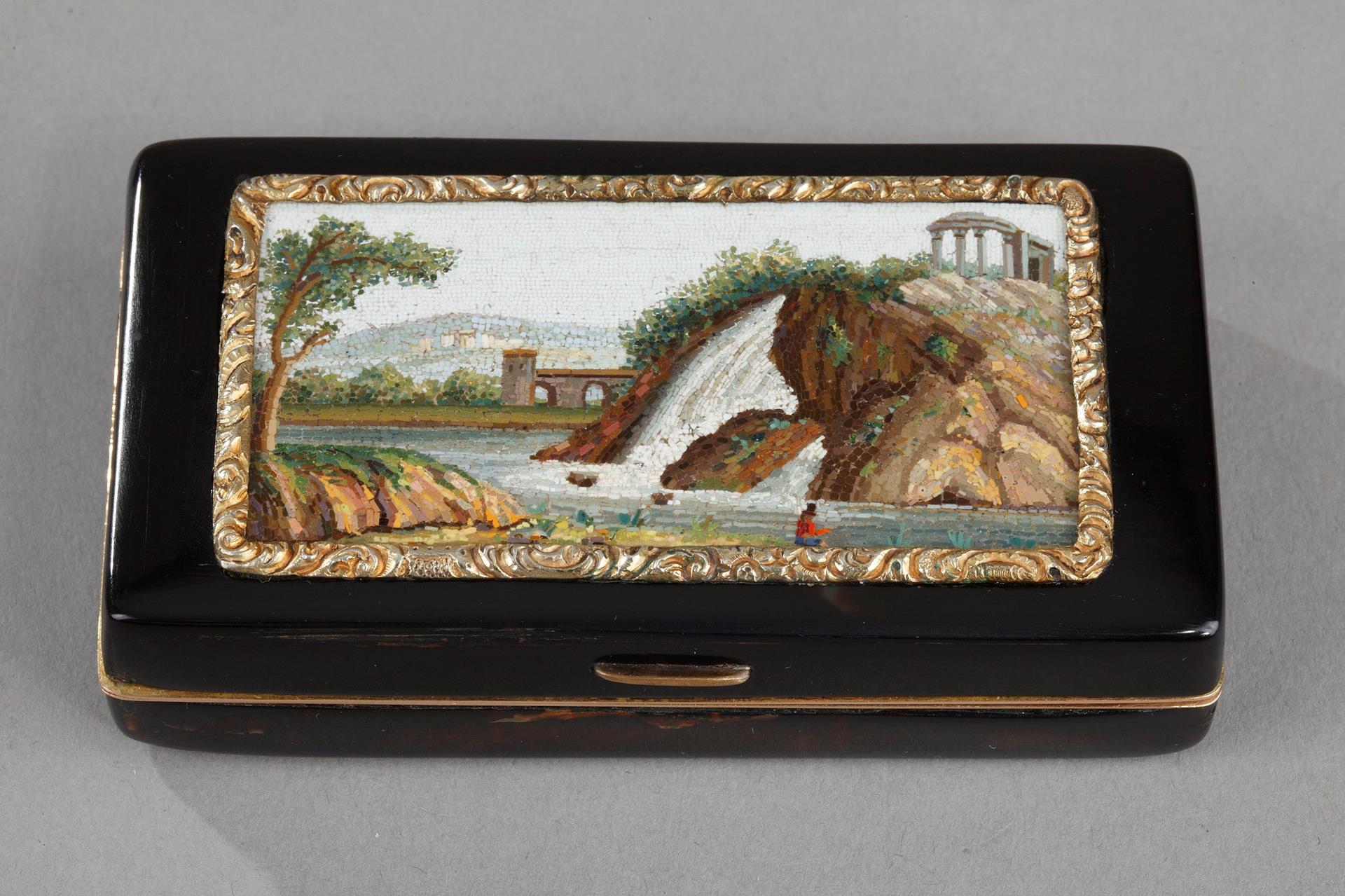 Early 19th GOLD-LINED, TORTOISESHELL MICROMOSAIC SNUFF BOX.<br>Empire Period. 