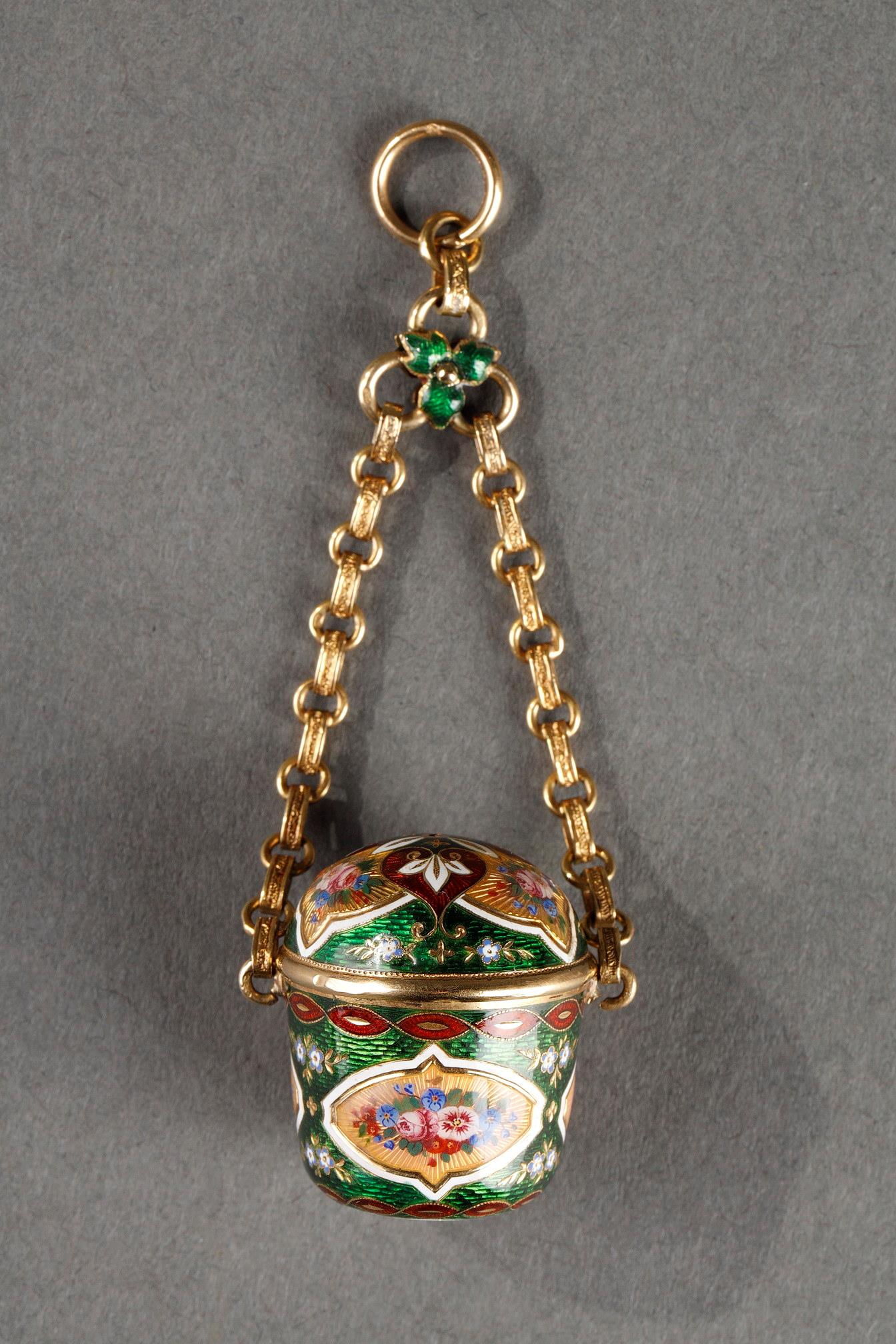 Early 19th century vinaigrette in gold and enamel. <br>French Restauration.